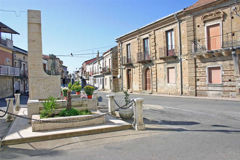 Piazza degli Angeli - Monumento ai Caduti