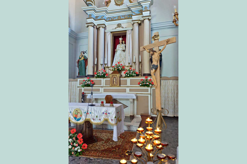 Altare e Crocifisso