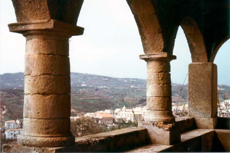 colonne delle arcate del Convento dei Riformati