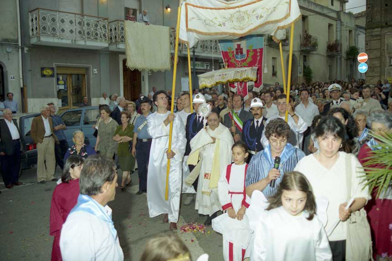 La processione per le strade