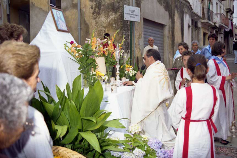 Sosta presso uno degli altarini