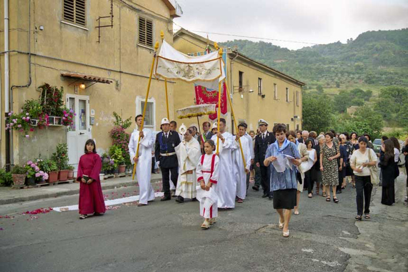 Il parroco sotto il baldacchino