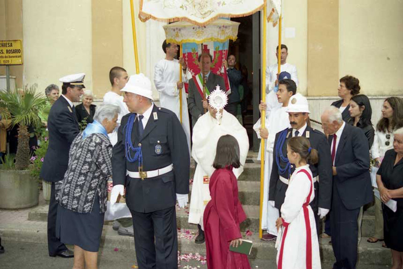 L'uscita dalla chiesa della Madonna del Rosario