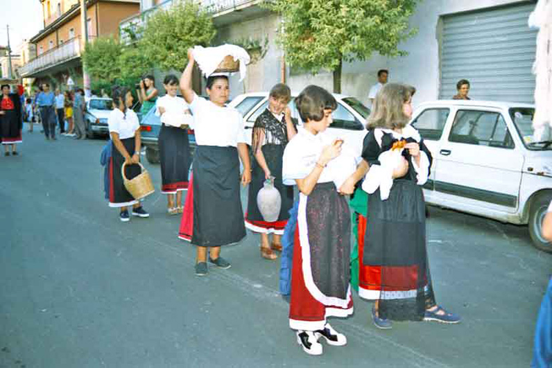 Bambine in costume - Si noti u panaru