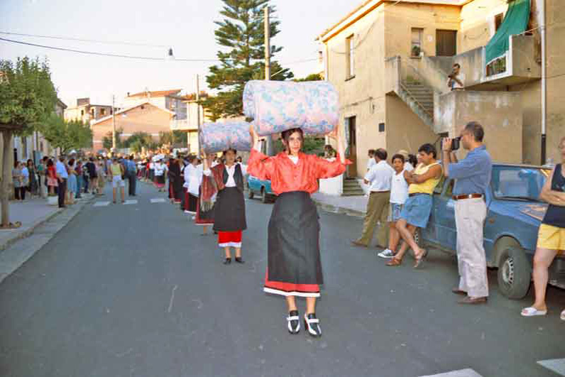 Il corredo si mostrava al paese