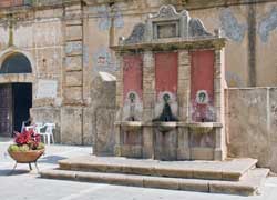 Fontana originariamente collocata nel chiostro dell'ex convento dei Domenicani