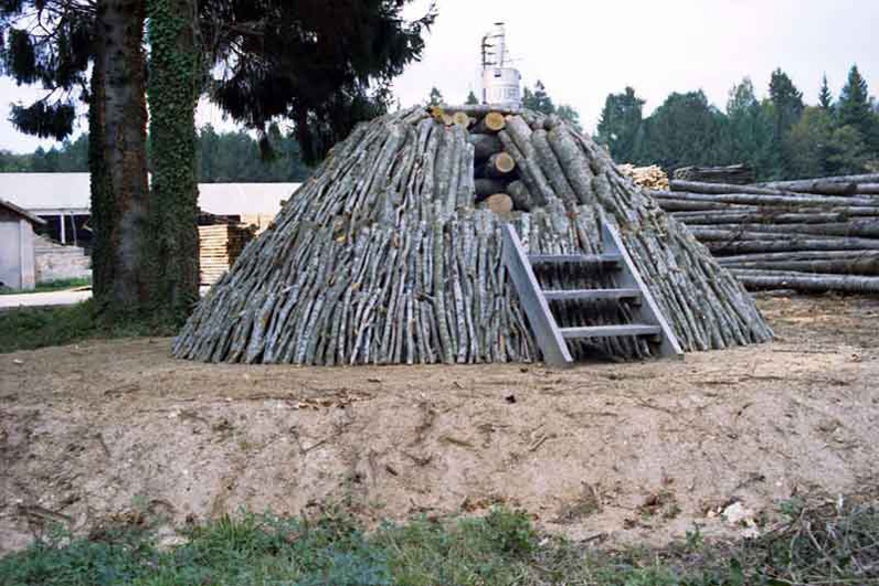 La costruzione della carbonaia