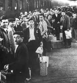 Emigranti in attesa di partire