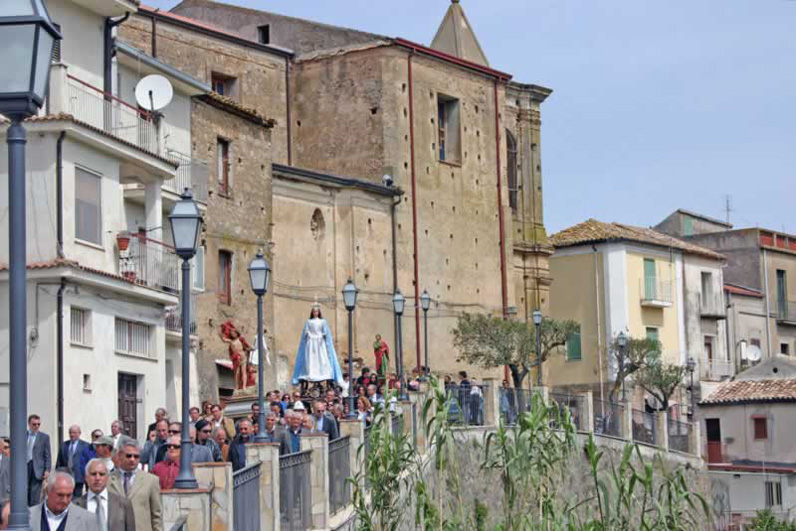 La Processione per le vie del paese