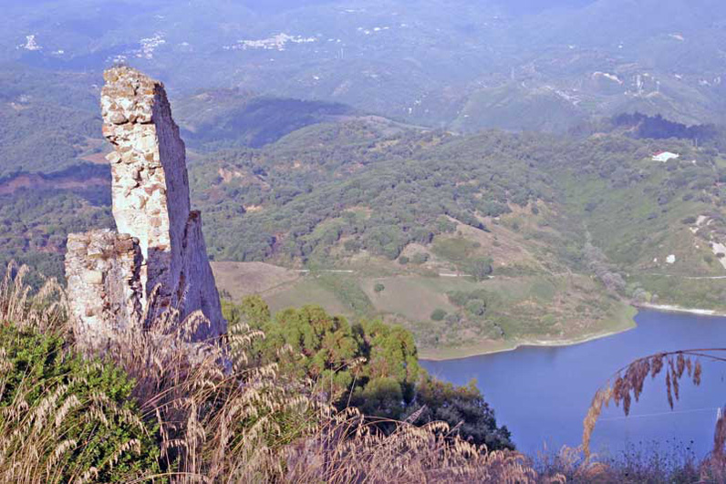 Rocca Angitola - Vista della Chiesa e del Lago Angitola