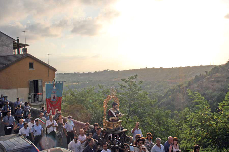 San_Foca_Processione_A_fianco_della_chiesa