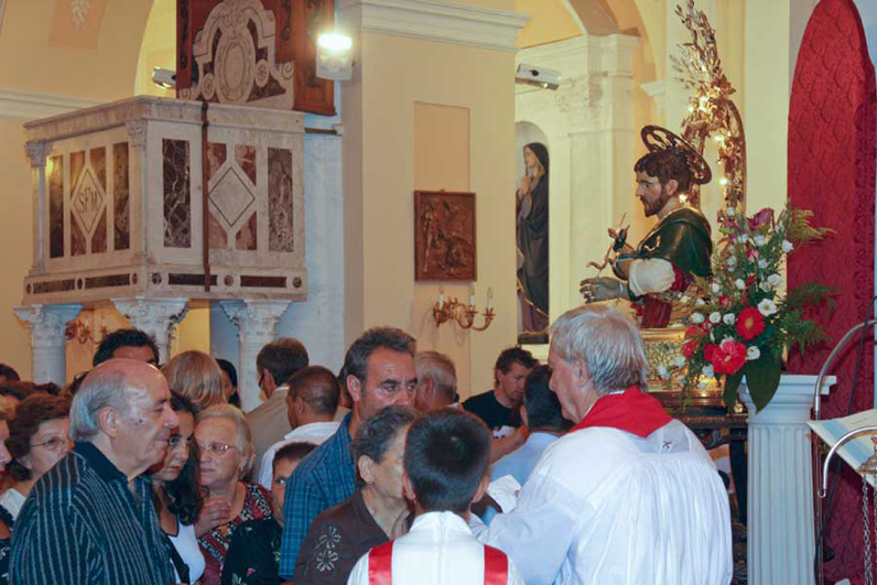 San_Foca_Processione_Bacio_reliquia