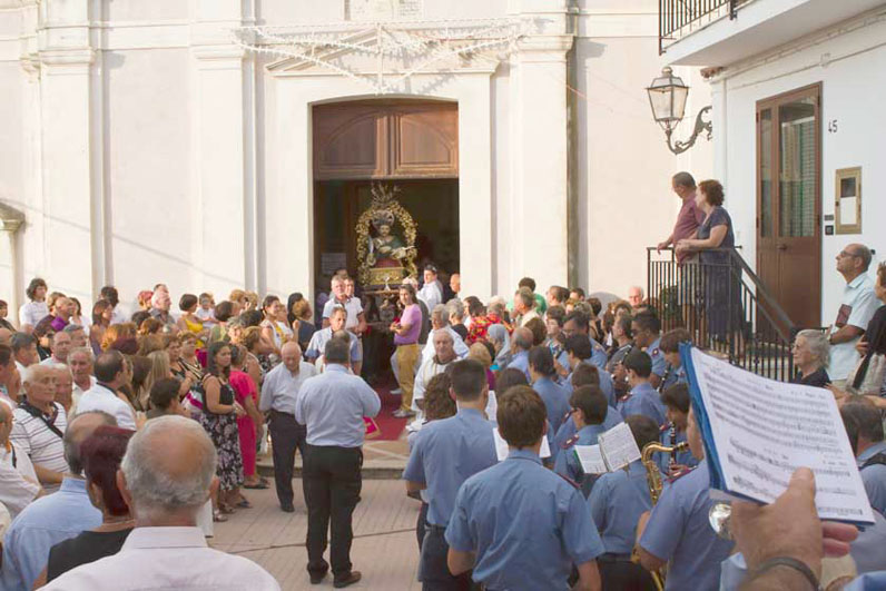 San Foca esce dalla chiesa