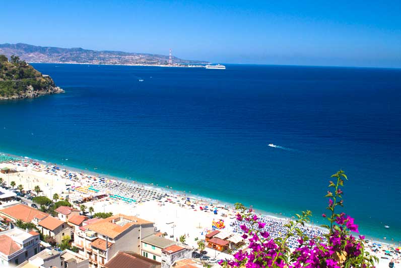 La spiaggia e vista della Sicilia