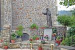 Statua di Padre Pio attigua alla chiesa