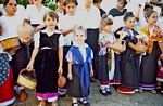 Ragazze nel tradizionale costume folcloristico