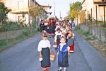 Il corteo verso la casa degli sposi